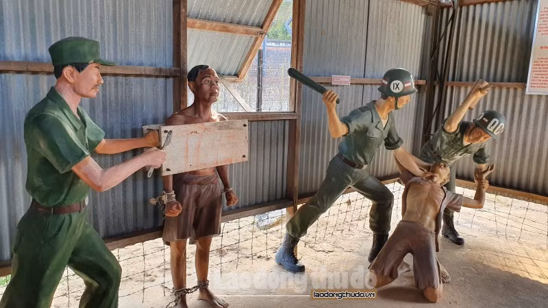 Giữa năm 1968, phong trào đấu tranh của tù binh lên cao, Mỹ - Nguỵ cho xây dựng các biệt giam 2,4,5,6, trong đó biệt giam B2 là biệt giam khủng khiếp và ác liệt nhất. Biệt giam B2 được làm bằng nhiều lớp bùng nhùng, dựng một lớp vỉ sắt bên ngoài và nền cũng lát vỉ sắt, trên phủ bạt, rất nóng và chật chội. Tại đây, quân Nguỵ đã áp dụng trên 45 hình thức tra tấn tù binh từ thời trung cổ cho đến hiện đại. Mục đích của chúng nhằm phát hiện tổ chức, người lãnh đạo, chủ trương vượt ngục và ép buộc tù binh vào trại sinh hoạt.