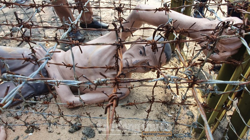 Khi bị nhốt trong các chuồng cọp kẽm gai, mỗi ngày tù binh chỉ được uống 1-2 ca nước uống, phải đi vệ sinh tại chỗ. Mùa hè nắng nóng, chúng dội nước muối lên người tù binh khiến cho thân thể những người tù bị bỏng rộp và gọi là ướp cho mau lên cân. Còn mùa đông giá rét,chúng lại dùng nước lạnh dội lên người tù và gọi là rửa chuồng cọp hay giải khát cho cọp. Khi tóc các tù binh dài ra, chúng sử dụng một loại dầu hắc ín bôi lên tóc và châm lửa đốt, nhựa chảy khắp cơ thể khiến da thịt tù binh bỏng rát và chúng gọi đây là kiểu cắt tóc dành cho những con cọp.