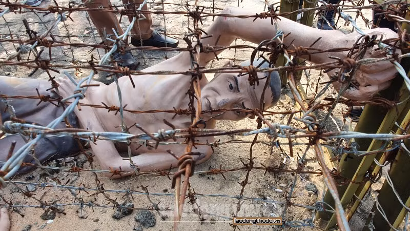 Khi bị nhốt trong các chuồng cọp kẽm gai, mỗi ngày tù binh chỉ được uống 1-2 ca nước uống, phải đi vệ sinh tại chỗ. Mùa hè nắng nóng, chúng dội nước muối lên người tù binh khiến cho thân thể những người tù bị bỏng rộp và gọi là ướp cho mau lên cân. Còn mùa đông giá rét,chúng lại dùng nước lạnh dội lên người tù và gọi là rửa chuồng cọp hay giải khát cho cọp. Khi tóc các tù binh dài ra, chúng sử dụng một loại dầu hắc ín bôi lên tóc và châm lửa đốt, nhựa chảy khắp cơ thể khiến da thịt tù binh bỏng rát và chúng gọi đây là kiểu cắt tóc dành cho những con cọp.