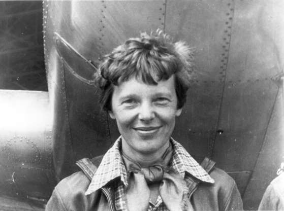 Amelia Earhart và chiếc Lockheed Electra. Một trong những vụ mất tích máy bay nổi tiếng nhất phải kể đến vụ mất tích của nữ phi công người Mỹ Amelia Earhart. Ngày 2/7/1937, nữ phi công này và người hoa tiêu Fred Noonan khởi hành từ Miami để thực hiện chuyến bay vòng quanh thế giới, với chặng dừng đầu tiên ở đảo Howland sau chặng bay 4.200km. Trong hành trình sau đó, Earhart phát tín hiệu radio rằng máy bay hết nhiên liệu và sau đó không lâu, thảm kịch xảy ra. Bất chấp một cuộc tìm kiếm phạm vi rộng, không ai tìm được tung tích của Earhart và Noonan.