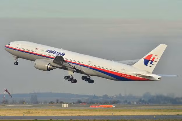 Chuyến bay mang số hiệu MH370 của Malaysia mất tích ngày 8/3/2014 trên hành trình từ Kuala Lumpur tới Bắc Kinh. Liệu có phải do lỗi kỹ thuật đã khiến MH370 rơi xuống Ấn Độ Dương? Phi công tự sát? Hay thực sự đã xảy ra một vụ bắt cóc? Hàng chục mảnh vỡ đã được phát hiện nhưng các nhà điều tra vẫn chưa thể xác định được vị trí chiếc máy bay và vì sao nó mất tích.