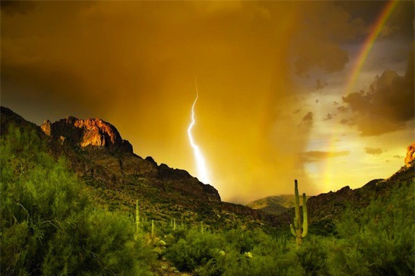 3. Núi Superstition: Theo truyện dân gian, có người tên Jacob Walts tìm thấy mỏ vàng khổng lồ ở núi Superstition, Phoenix, bang Arizona (Mỹ) nên quyết định giữ kín bí mật cho đến khi sắp qua đời mới tiết lộ bí mật cho một người. Kể từ đó, nhiều người bất chấp nguy hiểm đi tìm mỏ vàng mà không thấy. Những người tìm vàng đều bị mất mạng. Những người khác lại đồn rằng con quỷ gọi là Tuar-Tums đang giữ kho báu trong núi.