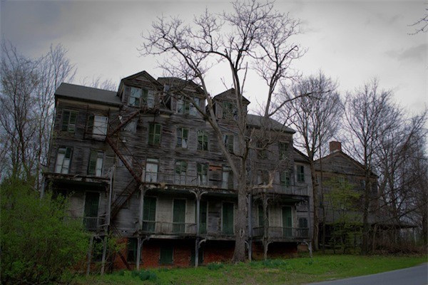 7. Tam giác Bennington: Tam giác Bennington nằm phía tây nam bang Vermont (Mỹ). Tại đây từng xảy ra 5 vụ mất tích bí ẩn không giải thích được từ 1945 đến 1950, Paula Welden, 18 tuổi, sinh viên trường Cao đẳng Bennington, đã đi dạo vào ngày 1/12/1946 và không bao giờ trở lại. Ba năm sau đó (cùng ngày), James E. Tetford bị số phận tương tự. Ông đã biến mất bí ẩn để lại hành lý trên xe buýt. Những vụ việc như thế chưa được giải quyết và người ta đã đặt ra những giả thuyết khiến cho không ai dám đến khu vực này.