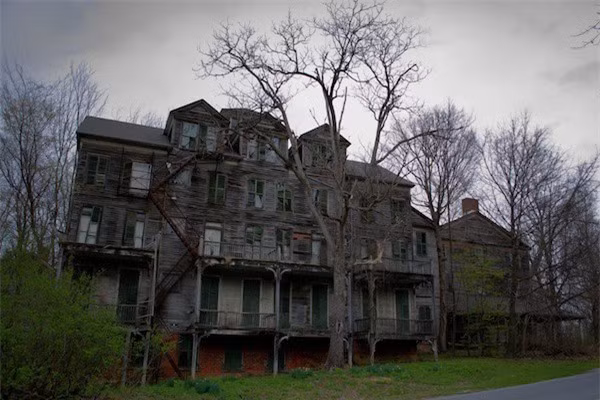 7. Tam giác Bennington: Tam giác Bennington nằm phía tây nam bang Vermont (Mỹ). Tại đây từng xảy ra 5 vụ mất tích bí ẩn không giải thích được từ 1945 đến 1950, Paula Welden, 18 tuổi, sinh viên trường Cao đẳng Bennington, đã đi dạo vào ngày 1/12/1946 và không bao giờ trở lại. Ba năm sau đó (cùng ngày), James E. Tetford bị số phận tương tự. Ông đã biến mất bí ẩn để lại hành lý trên xe buýt. Những vụ việc như thế chưa được giải quyết và người ta đã đặt ra những giả thuyết khiến cho không ai dám đến khu vực này.