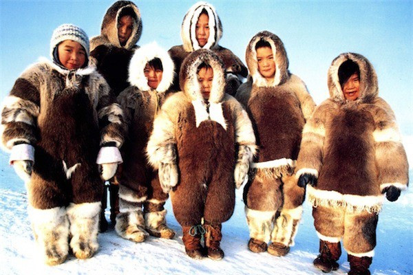5. Hồ Anjikuni: Cả ngôi làng 2.000 người Inuit, nằm bên hồ Anjikuni ở Nunavut – Canada, đã biến mất bí ẩn vào năm 1930. Người thợ săn tên là Joe Labelle vào làng kiếm chỗ trú ẩn, đã bị sốc khi thấy rằng người dân và gia súc đã biến mất để lại thực phẩm, xe cộ và súng trường vì người ngoài hành tinh không cần đến những thứ đó. Dù còn nhiều thực phẩm nhưng lại có 7 xác con chó bị chết đói. Không có dấu vết của cuộc tấn công. Cảnh sát không điều tra nguyên nhân. Một số nhân chứng khẳng định đã nhìn thấy luồng ánh sáng kì lạ xuất hiện trên mặt hồ Anjikuni vào thời điểm dân làng mất tích.