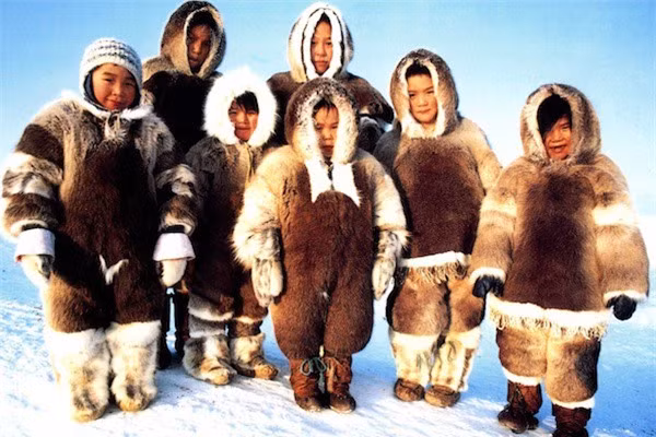5. Hồ Anjikuni: Cả ngôi làng 2.000 người Inuit, nằm bên hồ Anjikuni ở Nunavut – Canada, đã biến mất bí ẩn vào năm 1930. Người thợ săn tên là Joe Labelle vào làng kiếm chỗ trú ẩn, đã bị sốc khi thấy rằng người dân và gia súc đã biến mất để lại thực phẩm, xe cộ và súng trường vì người ngoài hành tinh không cần đến những thứ đó. Dù còn nhiều thực phẩm nhưng lại có 7 xác con chó bị chết đói. Không có dấu vết của cuộc tấn công. Cảnh sát không điều tra nguyên nhân. Một số nhân chứng khẳng định đã nhìn thấy luồng ánh sáng kì lạ xuất hiện trên mặt hồ Anjikuni vào thời điểm dân làng mất tích.