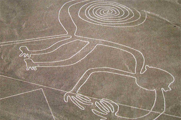 4. Đường Nazca: Những hình thù kỳ lạ khắc trên bề mặt vỏ Trái đất ở giữa thị trấn Nazca và Palpa phái nam Peru, gồm khoảng 700 con vật có hình dạng hình học và đường thẳng, chỉ có thể nhìn thấy từ trên cao, gọi là đường Nazca. Đường Nazca có niên đại khoảng 500 năm trước, nhưng không ai biết nền văn minh Nazca làm thế nào vẽ được những hình thù lớn đến như vậy.