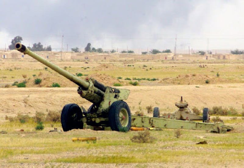 Có lẽ loại pháo 'cổ vật' đáng chú ý nhất được sử dụng cuộc xung đột Nga-Ukraine là pháo kéo cỡ nòng 130mm M-46 của Liên Xô. Loại pháo này được trang bị cho Quân đội Liên Xô từ năm 1951. Trong thời gian dài, M-46 là pháo có tầm bắn xa nhất của Quân đội Nga, với bom phân mảnh có thể bay xa tới 27,5 km. Ảnh: Bộ Quốc phòng Nga.