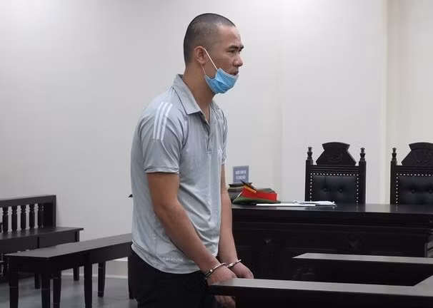 Chiều 10/8/2021, người nhà anh Đ. tìm đến trang trại của Đoàn hỏi thông tin, nhưng đối tượng thản nhiên, lạnh lùng trả lời không thấy. Đến 19h cùng ngày, do trời mưa to, Đoàn sợ xác nạn nhân sẽ nổi lên, nên đã kéo lên phân thành hai đoạn, cho vào bao tải, nhét vào miệng cống... Ngày 23/6/2022, Tòa án nhân dân TP Hà Nội đã mở phiên tòa xét xử đối với bị cáo Vương Văn Đoàn về các tội “giết người” và “cướp tài sản” với mức án tử hình về tội “giết người” và 3 năm tù về tội “cướp tài sản”. Tổng hợp hình phạt chung cho cả hai tội danh là án tử hình.