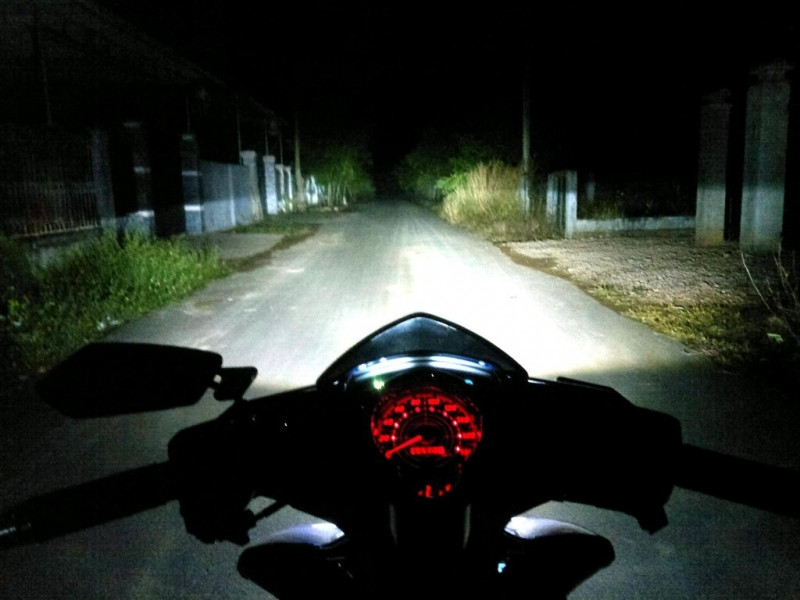 Điều tra viên đã sàng lọc kỹ trong hàng trăm mối quan hệ nghi vấn, “quét” rộng khắp các tuyến đường anh Đ. có thể đi từ khi ra khỏi nhà. Ban chuyên án nhận định chắc chắn anh Đ. không thể đi xa và đối tượng liên quan cũng không phải là người xa lạ … Vào lúc mọi manh mối về anh Đ. đều mờ nhạt thì một người dân cung cấp thông tin, tối 9/8/2021, khi ngồi ở sân nhà, người này nhìn thấy có một người đàn ông đi xe máy đến đón anh Đ. ở cổng. Tuy nhiên, do trời tối nên nhân chứng không nhận ra người đàn ông đó là ai. (Ảnh minh họa, nguồn internet)