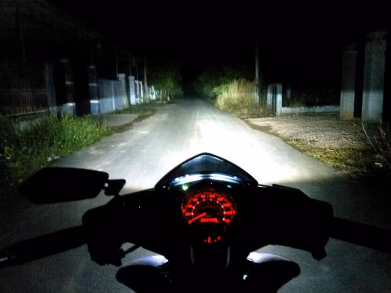 Điều tra viên đã sàng lọc kỹ trong hàng trăm mối quan hệ nghi vấn, “quét” rộng khắp các tuyến đường anh Đ. có thể đi từ khi ra khỏi nhà. Ban chuyên án nhận định chắc chắn anh Đ. không thể đi xa và đối tượng liên quan cũng không phải là người xa lạ … Vào lúc mọi manh mối về anh Đ. đều mờ nhạt thì một người dân cung cấp thông tin, tối 9/8/2021, khi ngồi ở sân nhà, người này nhìn thấy có một người đàn ông đi xe máy đến đón anh Đ. ở cổng. Tuy nhiên, do trời tối nên nhân chứng không nhận ra người đàn ông đó là ai. (Ảnh minh họa, nguồn internet)