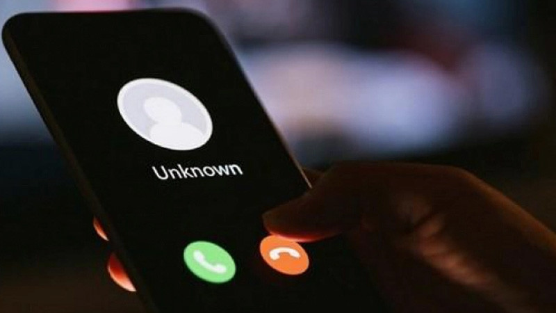 Theo hồ sơ vụ án, tối 9/8/2021, thôn Dũng Cảm, xã Trung Tú, Ứng Hòa, Hà Nội vắng lặng như tờ. Những ngày dịch dã hoành hành, cả Hà Nội đang ở trong trạng thái giãn cách xã hội nên hầu như tất cả người dân đều ở nhà… Vừa ăn cơm tối xong, anh Nguyễn Trung Đ. (SN 1982), trú ở thôn Dũng Cảm, nhận được một cuộc điện thoại. Không nói với người nhà câu nào, anh Đ. lặng lẽ cầm theo một số tiền lớn rồi đi ra cổng. Dưới ánh đèn nhập nhoạng, không ai kịp thấy anh đi với ai, chỉ nghe thấy tiếng xe máy nổ xa dần trên đường vắng. (Ảnh minh họa, nguồn internet)