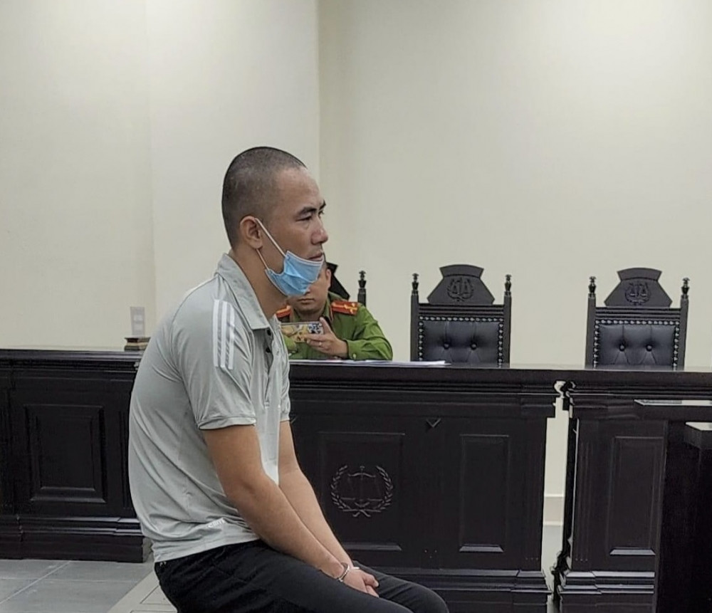 Cầm tiền xong Đoàn nói: “Người cùng làng với nhau mà sao cắt phế nhiều thế”, rồi hai bên cãi nhau gay gắt. Khi anh Đ. quay lưng định ra lấy xe máy đi về thì Đoàn rút con dao rựa (đã giấu sẵn trong đống rơm), chém từ phía sau. Bị chém bất ngờ, anh Đ. bỏ chạy được vài bước thì bị Đoàn túm lấy áo, giật ngã xuống đống gạch vụn. Khi thấy nạn nhân tri hô “cướp, cướp”, Đoàn dùng hai tay bịt miệng và đập đầu anh Đ. xuống đống gạch… Quá trình giằng co, cả hai lăn xuống vệ sông. Đoàn dùng tay, chân dìm nạn nhân xuống sông cho đến khi anh Đ. tắt thở. Sau đó, hắn kéo xác nạn nhân sang khu vực ao cá dìm xuống nước, lấy gạch đè lên.