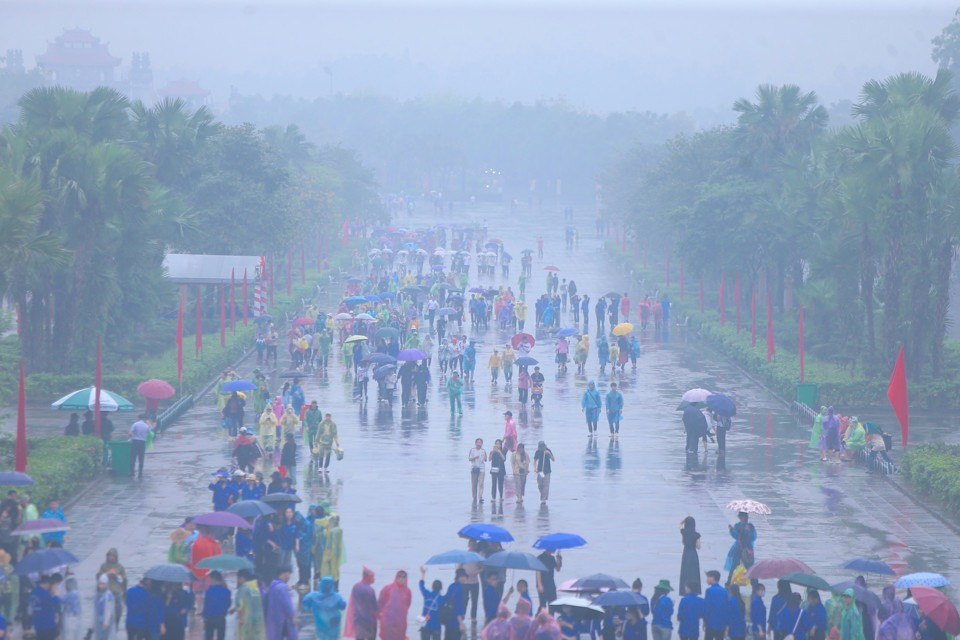 Khoảng 6 giờ, trời không mưa, thời tiết lý tưởng để người dân và du khách lên dâng hương. (Ảnh Kinh tế đô thị)