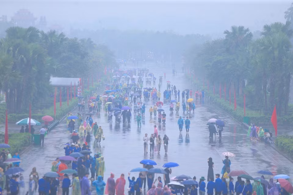 Khoảng 6 giờ, trời không mưa, thời tiết lý tưởng để người dân và du khách lên dâng hương. (Ảnh Kinh tế đô thị)