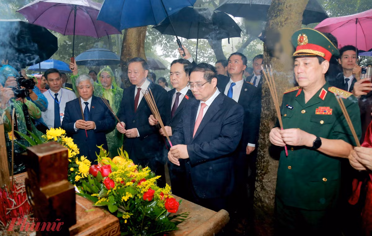 Thủ tướng Phạm Minh Chính cùng các đại biểu tham dự dâng hương tại Đền Hùng. Ảnh Báo Phụ Nữ TP HCM
