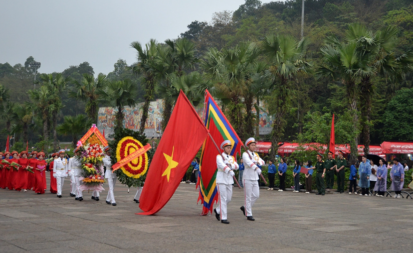 Trong không khí trang nghiêm cùng với tiếng nhạc trầm hùng, 6h30, đoàn đại biểu cùng khối nghi thức, đội rước kiệu, lễ vật khởi hành từ sân Trung tâm Lễ hội Đền Hùng, dần tiến qua Nghi môn, đền Hạ, đền Trung lên đền Thượng. Đi đầu là đoàn tiêu binh cầm cờ đỏ sao vàng, cờ hội cùng vòng hoa với dòng chữ "Đời đời nhớ ơn các Vua Hùng đã có công dựng nước". Ảnh Sức Khỏe và Đời sống