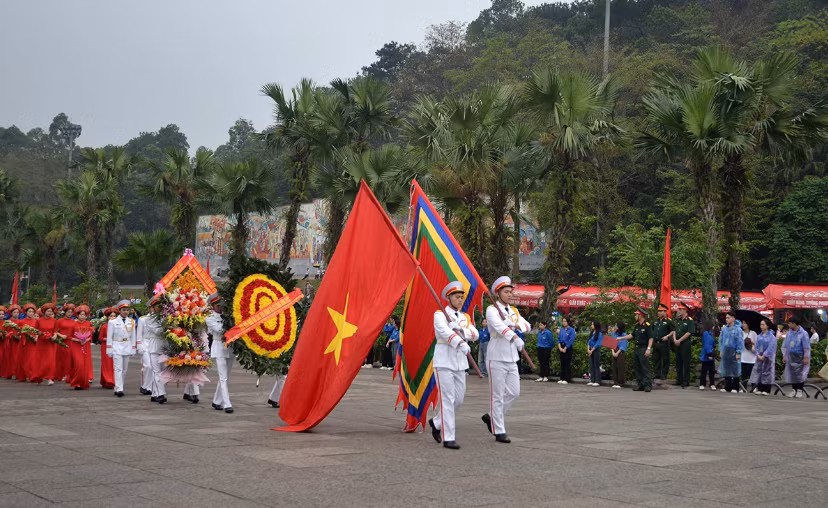 Trong không khí trang nghiêm cùng với tiếng nhạc trầm hùng, 6h30, đoàn đại biểu cùng khối nghi thức, đội rước kiệu, lễ vật khởi hành từ sân Trung tâm Lễ hội Đền Hùng, dần tiến qua Nghi môn, đền Hạ, đền Trung lên đền Thượng. Đi đầu là đoàn tiêu binh cầm cờ đỏ sao vàng, cờ hội cùng vòng hoa với dòng chữ "Đời đời nhớ ơn các Vua Hùng đã có công dựng nước". Ảnh Sức Khỏe và Đời sống