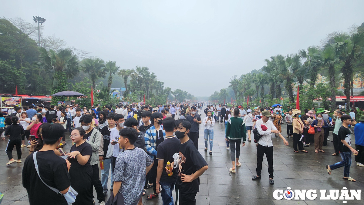 Càng về trưa dòng người từ khắp nơi trở về Đền Hùng càng đông. Ảnh Công Luận