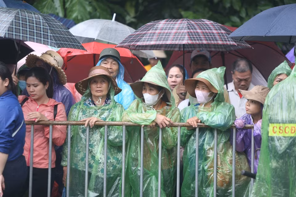 Khoảng gần 7 giờ, trời bắt đầu đổ mưa to. Thời điểm này cũng là lúc các lãnh đạo Đảng, Nhà nước thực hiện nghi thức dâng hương trên đền Thượng, người dân chưa được lên đền. Tuy vậy, hàng ngàn người dân đã đổ về khu vực sân trung tâm lễ hội, vị trí gần sân công quán để chờ được lên đền dâng hương. Nhiều người mang ô, mặc áo mưa mang theo lễ vật dâng cúng lên các bậc tiền nhân.(Ảnh Kinh tế đô thị)