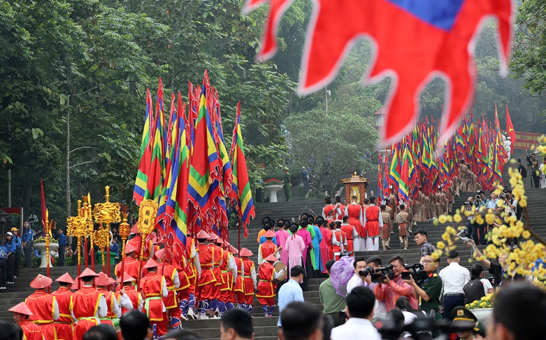 Đoàn dâng hương vừa qua cổng đền, trời đổ mưa rào. Theo ông Lê Trường Giang - Giám đốc Khu di tích lịch sử Đền Hùng, lễ dâng hương diễn ra từ 7h đến 9h sáng. Ảnh Sức Khỏe và Đời sống
