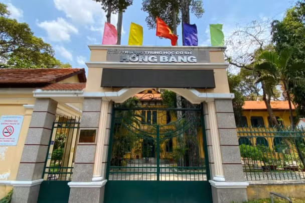  Học sinh lớp 8 bị giáo viên đánh chấn thương: Chiều 8/12/2023, tại Trường THCS Hồng Bàng (quận 5, TP HCM) trong giờ học, giáo viên môn công nghệ có dùng cây ăng-ten (thiết bị dùng để giảng bài) đánh vào bả vai em H.T.T.A. - học sinh lớp 8. Sau giờ học, T.A. về nhà và nói đau nhiều ở bả vai nên được gia đình đưa đi bệnh viện. Kiểm tra cho thấy học sinh này bị chấn thương vai. Ngay 9/12, Trường THCS Hồng Bàng đã có buổi làm việc với các bộ phận liên quan để có hướng xử lý đúng người, đúng việc, không bao che sai phạm.