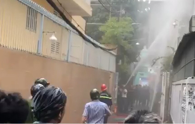 Theo hồ sơ vụ án, chiều 27/10/2020, lực lượng Công an phường 3, quận Phú Nhuận, TP HCM nhận được tin trình báo về việc trong hẻm 50, đường Nguyễn Đình Chiểu đang xảy ra 1 vụ hoả hoạn, khói đen bao trùm khu vực. Nhiều người xông vào dập lửa, nhưng bên trong chứa nhiều vật dụng dễ cháy, khiến đám cháy bùng phát mạnh.