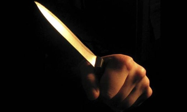 Sợ bà N. tỉnh dậy sẽ tố cáo mình nên trước khi rời khỏi căn nhà, đối tượng còn dùng dao đâm một nhát vào cổ bà N. để chắc chắn nạn nhân chết. Tiếp đến Quỳnh gom quần áo, các miếng xốp rải đều 4 phòng ngủ rồi phóng hỏa tạo hiện trường giả. Sau đó, Quỳnh lấy chiếc xe Attila của con gái bà N. rồi tẩu thoát. Quỳnh còn cẩn thận khóa trái cửa ngoài của ngôi nhà mình vừa gây án. Đối tượng Quỳnh chạy một mạch đến đường Nơ Trang Long, quận Bình Thạnh và bỏ lại xe rồi đi bộ về phòng trọ tại đường Phan Văn Trị, quận Gò Vấp thay quần áo và cất tài sản vừa cướp được. (Ảnh minh họa, nguồn Internet) 