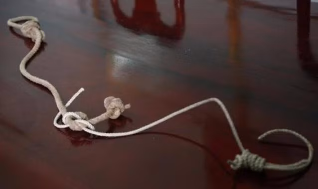 Khoảng 12h45 ngày 27/10/2020, Quỳnh bấm chuông nhà bà N. nói đến sửa chữa đồ trang trí nội thất trước đó. Sau khi vào nhà, Quỳnh giả vờ kiểm tra nội thất và trò chuyện cùng bà N. Khi biết bà N. đang ở nhà một mình, Quỳnh tìm cơ hội khống chế, cướp tài sản. Khi bà N. nói đi lên lầu 2 có việc, Quỳnh đi theo và dùng một đoạn dây điện chuẩn bị trước siết cổ bà N. cho đến khi nạn nhân nằm bất động. Sau khi gây án, Quỳnh lục khắp nhà bà N. và lấy đi nhiều tiền mặt, vàng, trang sức, cùng nhiều vật dụng quý giá khác. (Ảnh minh họa, nguồn Internet) 