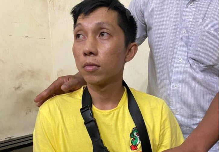 Ngay sau đó, cơ quan công an đã mời Quỳnh lên để làm việc. Trong quá trình điều tra, người đàn ông này liên tục quanh co, cho rằng mình không liên quan và yêu cầu cơ quan chức năng phải thả anh ta về. Tuy nhiên, lực lượng công an đã đưa ra nhiều bằng chứng thu thập được tại hiện trường, chứng minh Quỳnh có liên quan đến cái chết của bà N.. Lúc này, đối tượng mới chịu cúi đầu thừa nhận. 