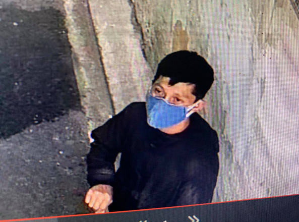 Các trinh sát bắt đầu khoanh vùng những đối tượng từng tiếp xúc với bà N., những mối quan hệ, bạn bè làm ăn... và phát hiện thời gian gần đây bà N. có thuê 1 người đàn ông đến để tu sửa nhà, làm nội thất. Lực lượng chức năng xác định được đối tượng tình nghi này chính là Đồng Xuân Quỳnh. Thời điểm trước khi người dân phát hiện vụ cháy, Quỳnh có tiếp xúc với bà N..