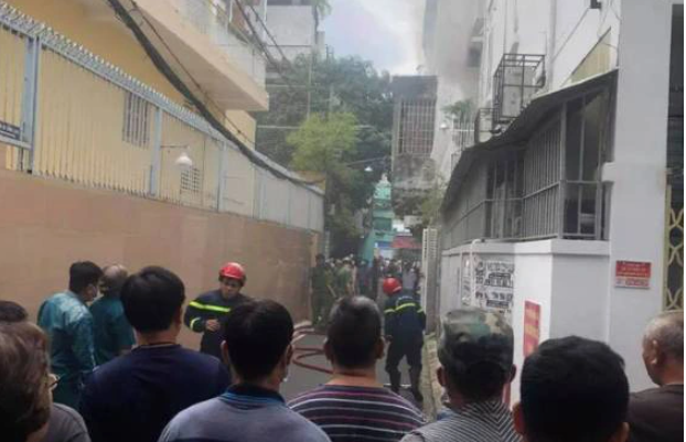 Nhận tin báo, đội Cảnh sát phòng cháy chữa cháy và Cứu nạn cứu hộ Công an quận Phú Nhuận đã huy động hơn 20 chiến sĩ có mặt tại hiện trường để triển khai công tác dập lửa. Ít phút sau, đám cháy được dập tắt. Tuy nhiên, trong lúc vào hiện trường căn nhà kiểm tra, lực lượng PCCC phát hiện thi thể 1 người phụ nữ ở khu vực tầng hai.