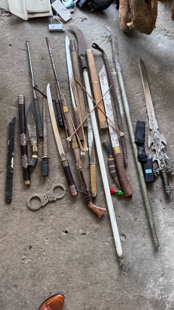 Bat tam giam “Tam He” tang tru ma tuy, thu giu nhieu dao, kiem-Hinh-2