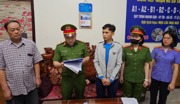 Bat 3 doi tuong lam gia giay kham suc khoe o Lang Son-Hinh-2