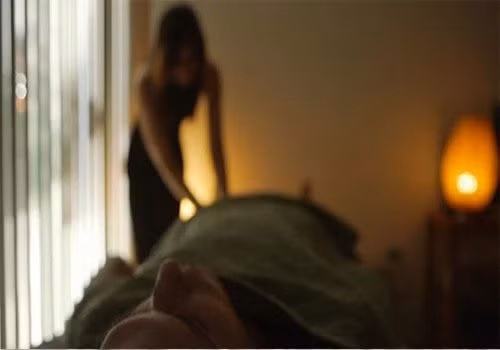 Trước khi vụ án xảy ra, Ngần cùng nhóm nhân viên nói trên đã từng bị bắt vì trộm cắp tài sản. Các thông tin của trinh sát cho thấy, mỗi khi có khách đến massage, các đối tượng sẽ "bày trò" để trộm cắp. Lấy được đồ của khách, H. sẽ chuyển cho Tài và các nhân viên nam đứng ở cửa để tẩu tán. Khi khách phát hiện, cả nhóm sẽ cãi "không liên quan" và đổ cho "khách mất nơi khác chứ không phải ở đây". Nhiều người biết mà chẳng dám trình báo công an. Những người "to tiếng" thì hai đối tượng bảo vệ sẽ vào và đe dọa, khiến khách sợ hãi, bỏ đi. (Ảnh minh họa, nguồn internet)