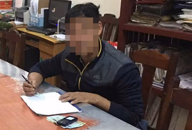 Tiếp tục làm việc với nhóm nhân viên quán massage và cửa hàng chuyên thu mua điện thoại cũ, Công an Bắc Giang tìm ra chủ nhân của hai chiếc điện thoại nữa. Làm việc với 1 trong 2 người, công an xác định trước đó người này cùng nhóm bạn có đến quán massage của Ngần ở thị trấn Nếnh (Việt Yên). Sau khi phát hiện nhân viên quán lấy trộm điện thoại nên phản ứng và bị hai bảo vệ nam "ra mặt", H đã đánh một khách khiến nhóm này sợ hãi, bỏ về. (Ảnh minh họa, nguồn internet)