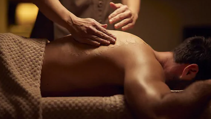 Hai đối tượng cũng khai nhiều lần cùng các nhân viên nữ ở quán dàn cảnh lấy cắp điện thoại của khách. Về nạn nhân H, công an được biết người phụ nữ này có quan hệ xã hội rất phức tạp. Tuy nhiên, các điều tra viên vẫn cho rằng nguyên nhân dẫn tới vụ án chắc chắn xuất phát từ mâu thuẫn với khách bị mất tài sản. Công an nắm được, trước khi H. bị sát hại vài ngày, có một nhóm thanh niên lạ mặt tới massage. H. và những nhân viên ở đây đã lấy trộm 2 điện thoại của họ, nhưng bị phát hiện. (Ảnh minh họa, nguồn internet)