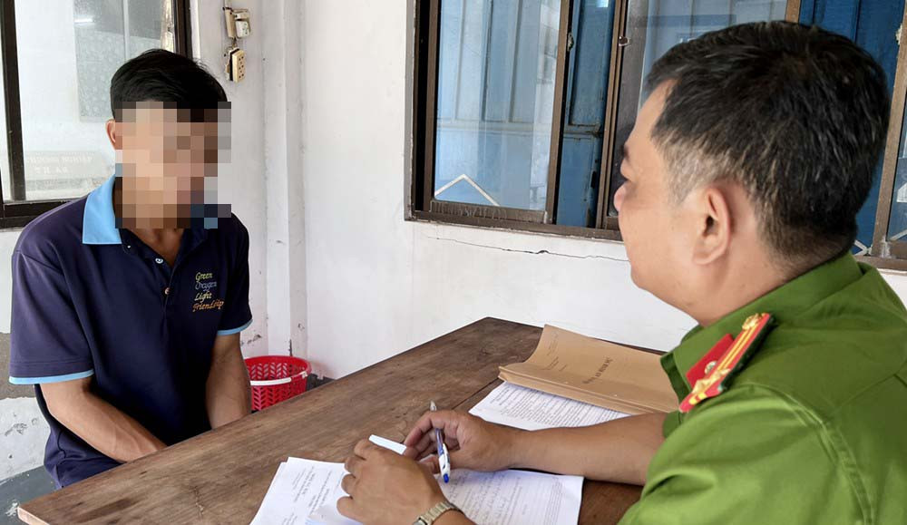 Hai đối tượng Tạ Văn Quang và Đỗ Thanh Bình, nhân viên của quán khai trước khi vụ án xảy ra, nhóm này có bán chiếc điện thoại lấy trộm của khách cho một cửa hàng trên địa bàn huyện. Truy xuất nguồn gốc, công an tìm ra chủ nhân của nó. Người này thừa nhận có đến quán massage của Ngần trước đó và bị mất điện thoại. Chủ nhân chiếc điện thoại cũng trình bày đầy đủ thời gian, di biến động trong ngày 11/5 để chứng minh mình có chứng cứ ngoại phạm. (Ảnh minh họa, nguồn internet)