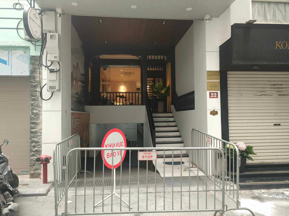 Sập mái kính nhà cao tầng ở Hà Nội, 2 người tử vong Sap mai kinh nha cao tang o Ha Noi, 2 nguoi tu vong