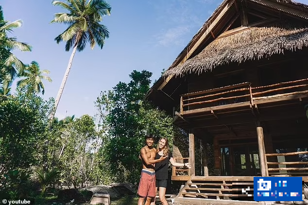 Daily Mail, cặp đôi Marjolein và An đã tiết lộ thói quen hàng ngày và cách họ tồn tại khi sống biệt lập trên hòn đảo ở Mentawai. (Nguồn ảnh: Youtube/Daily Mail)