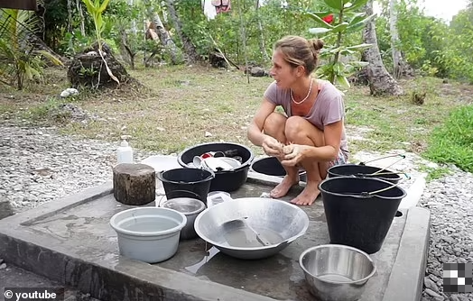 Mặc dù yêu thích cuộc sống trên đảo nhưng Marjolein cho biết một số khó khăn nhất phải đối mặt ở đây là thời tiết khó lường, rắn độc,...