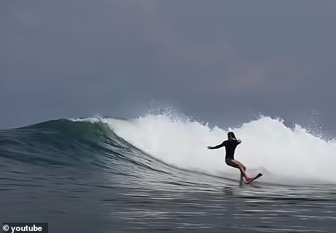 Để cuộc sống trên đảo trở nên thoải mái hơn, cặp đôi xây một ngôi nhà lớn hơn với sân hiên, nhà bếp, 2 phòng ngủ và phòng tắm.