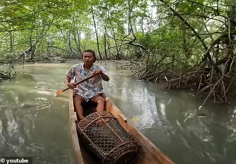 "Thách thức lớn nhất khi xây dựng trên đảo là nguyên vật liệu, vì mọi thứ phải được vận chuyển đến bằng thuyền. Có những vật liệu được chở bằng phà, mỗi tuần một lần. Do không có sóng điện thoại, internet trên đảo, chúng tôi phải chèo thuyền ra nơi có tín hiệu tốt hơn và gửi tin nhắn đến cửa hàng trên đất liền", Marjolein nói tiếp.