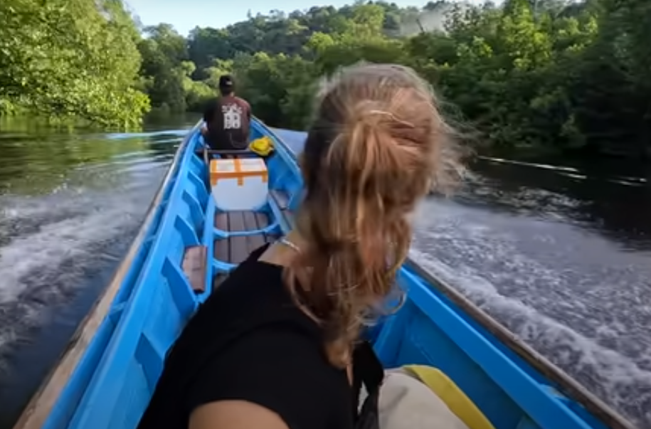 Cặp đôi có một máy phát điện nhỏ và một tấm pin mặt trời để sạc các thiết bị và thắp sáng buổi tối.