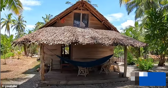 An là một thợ mộc có tay nghề, và anh đã xây dựng một ngôi nhà gỗ nhỏ để ở.