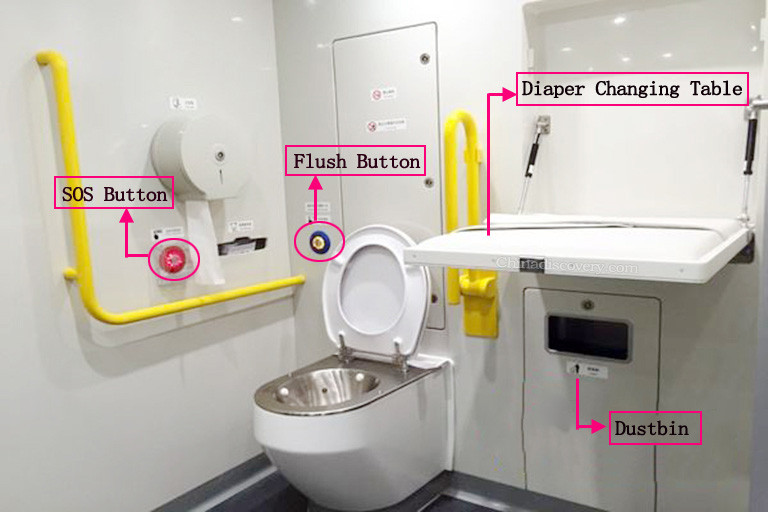 Bên trong nhà vệ sinh trên tàu. Một số phòng vệ sinh có nút SOS. Trong trường hợp khẩn cấp, hành khách có thể nhấn nút và nhận được sự trợ giúp từ nhân viên phục vụ. Ảnh: CD.