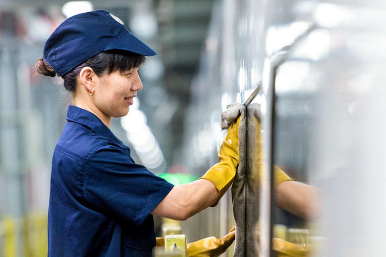 Nhân viên lau dọn tàu cao tốc. Ảnh: CD.