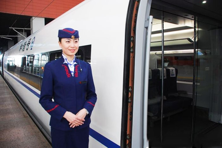 Tại các cửa ra vào toa tàu, bạn có thể thấy nhân viên đứng ở đó và hướng dẫn lên tàu. Ảnh: CD.