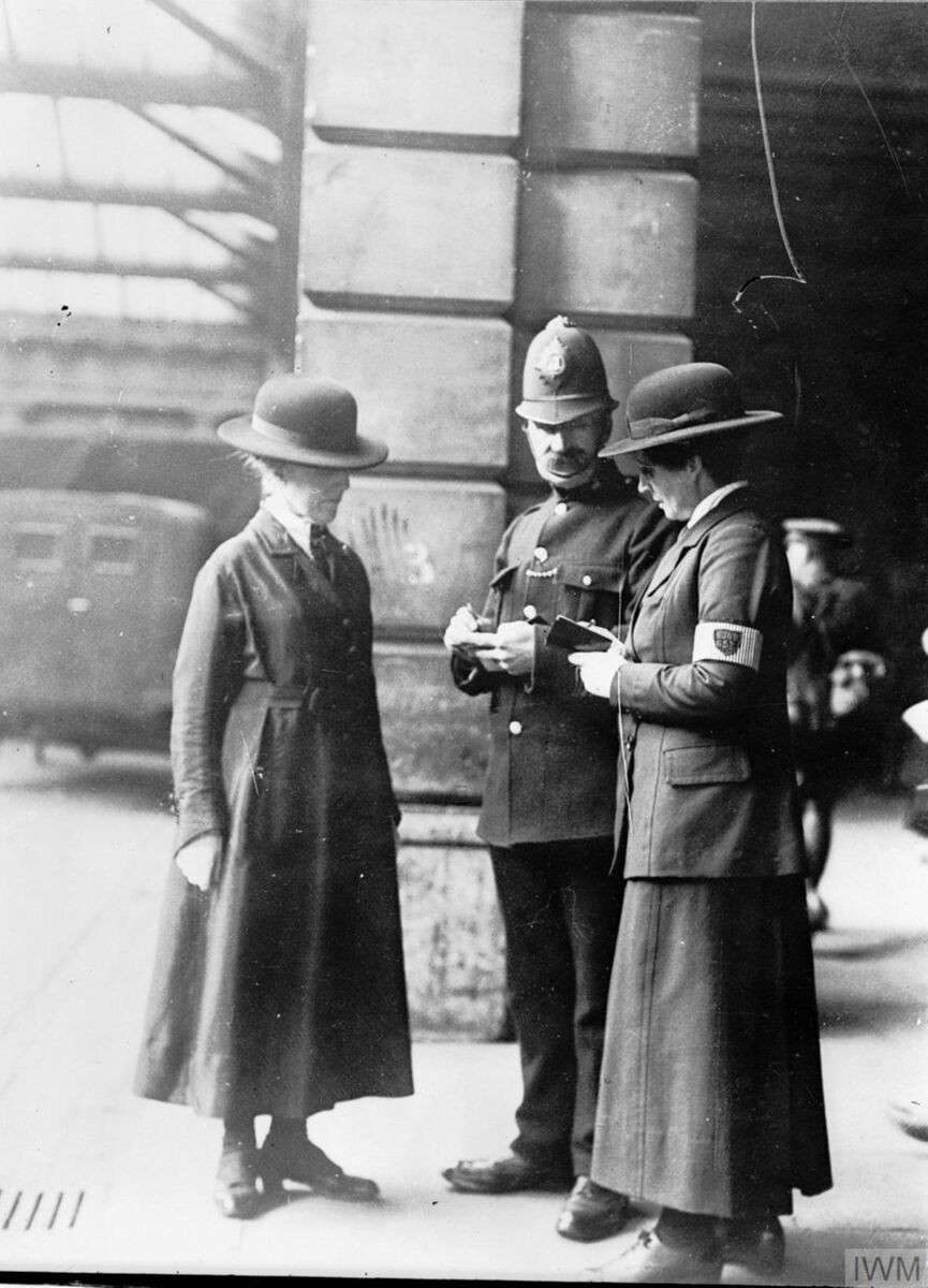 2. Những nữ cảnh sát đầu tiên trong Thế chiến thứ nhất. Một trong những nhiệm vụ chính của Đội Tuần tra Phụ nữ là duy trì kỷ luật và giám sát hành vi của phụ nữ xung quanh các nhà máy hoặc ký túc xá, tuần tra các khu vực công cộng như nhà ga, đường phố, công viên...Họ cũng tiến hành kiểm tra phụ nữ để đảm bảo rằng họ không mang bất cứ thứ gì có thể gây nổ vào nhà máy.