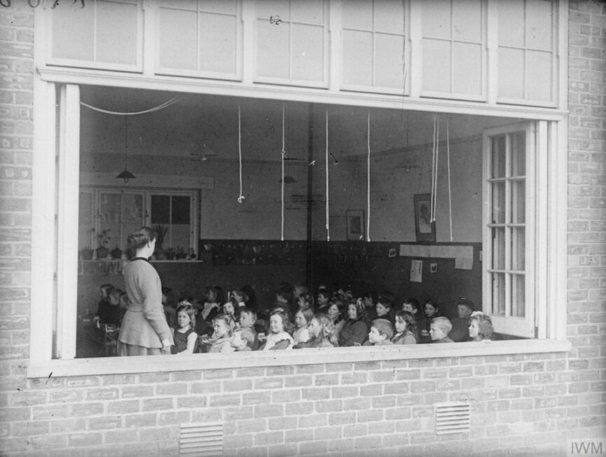 4. Đối với những phụ nữ có con nhỏ muốn đảm nhận công việc được trả lương, việc chăm sóc con cái có thể là một vấn đề. Nhu cầu cấp thiết về phụ nữ làm việc trong lĩnh vực bom, đạn đã thúc đẩy chính phủ (Anh) cấp kinh phí để trang trải chi phí cho các nhà trẻ ban ngày, và đến năm 1917 đã có hơn 100 nhà trẻ trên khắp đất nước.